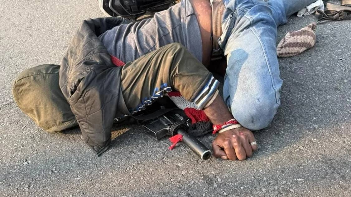 Ilustrasi berita JAYAPURA: Kecelakaan di Jalan Sentani–Abepura, Polisi Amankan Pengendara Motor yang Bawa Senjata Api