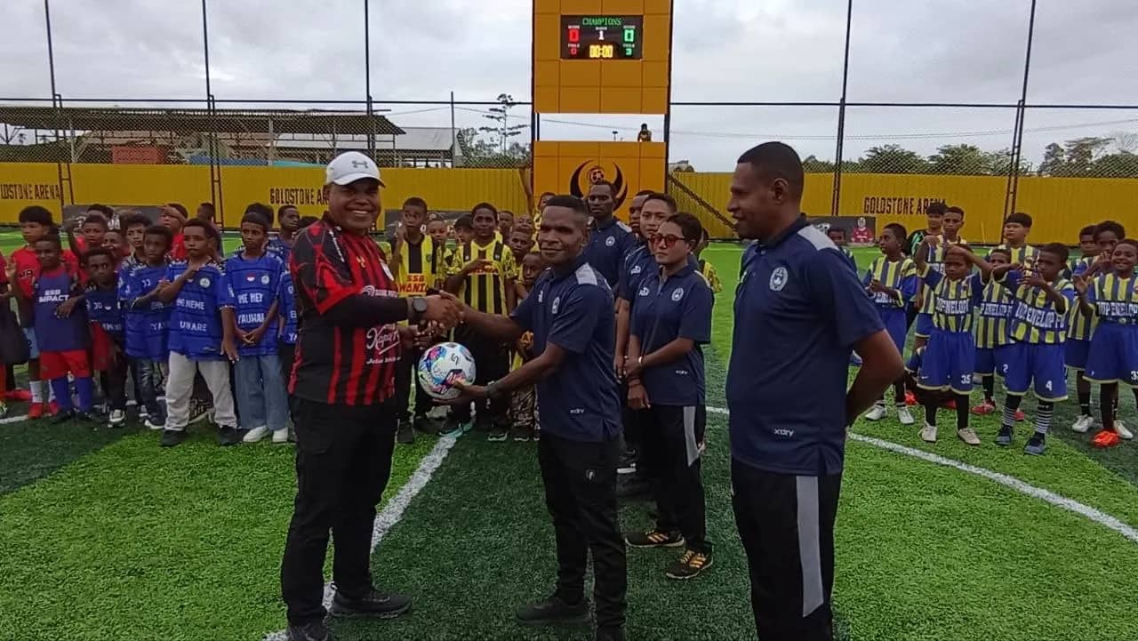 Ilustrasi berita Mimika: Dihadiri Boaz Sollosa, Brigjen Jermias Rontini Resmi Buka Kapolda Cup III di Timika, Turnamen Diikuti 17 SSB