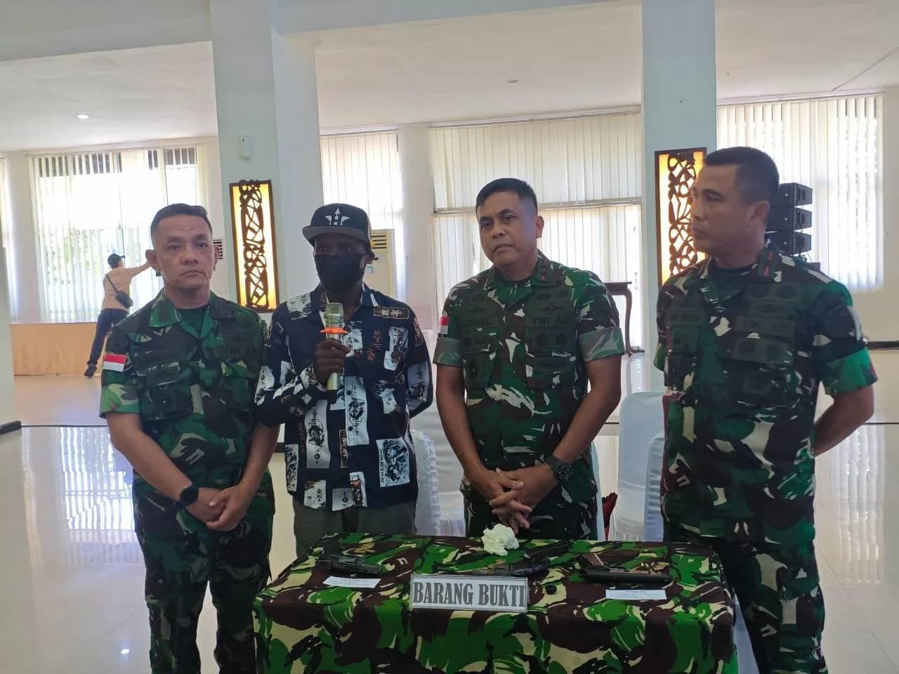 Ilustrasi berita Ekonomi: Lagi, Lima Keluarga Eks OPM Kembali ke NKRI, Serahkan Tiga Pucuk Senjata Api