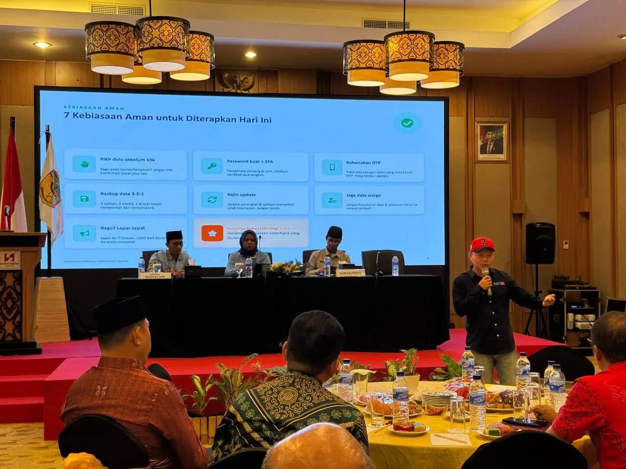 Ilustrasi berita Mimika: Menakutkan, Hanya Dalam Hitungan Menit, Narasumber Seminar Disdukcapil Mimika Berhasil Mengambil Data dari Ponsel Peserta