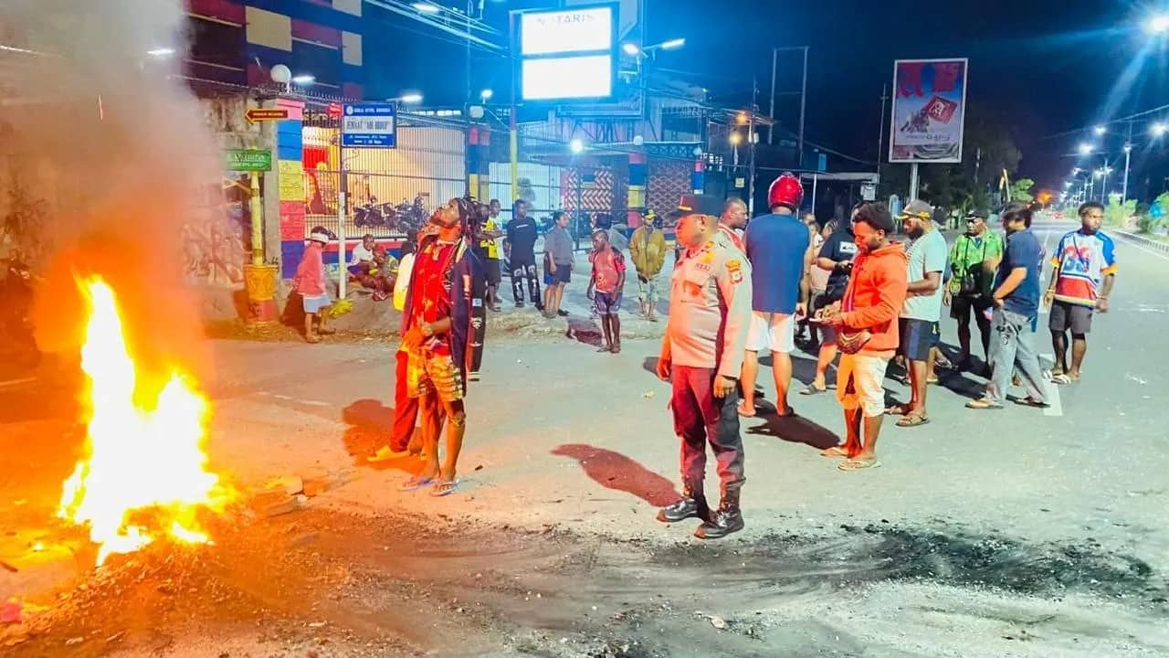 Ilustrasi berita Mimika: Keluarga Korban Penganiayaan Blokade Jalan Cenderawasih, Kapolres Mimika: Lima Terduga Pelaku Sudah Diamankan