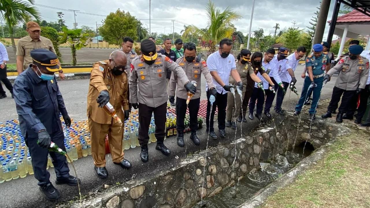 Ilustrasi berita Papua: Kapolda Papua Tengah dan Wabup Mimika Musnahkan 1.078 Botol Miras dan 2.011 Liter Sopi