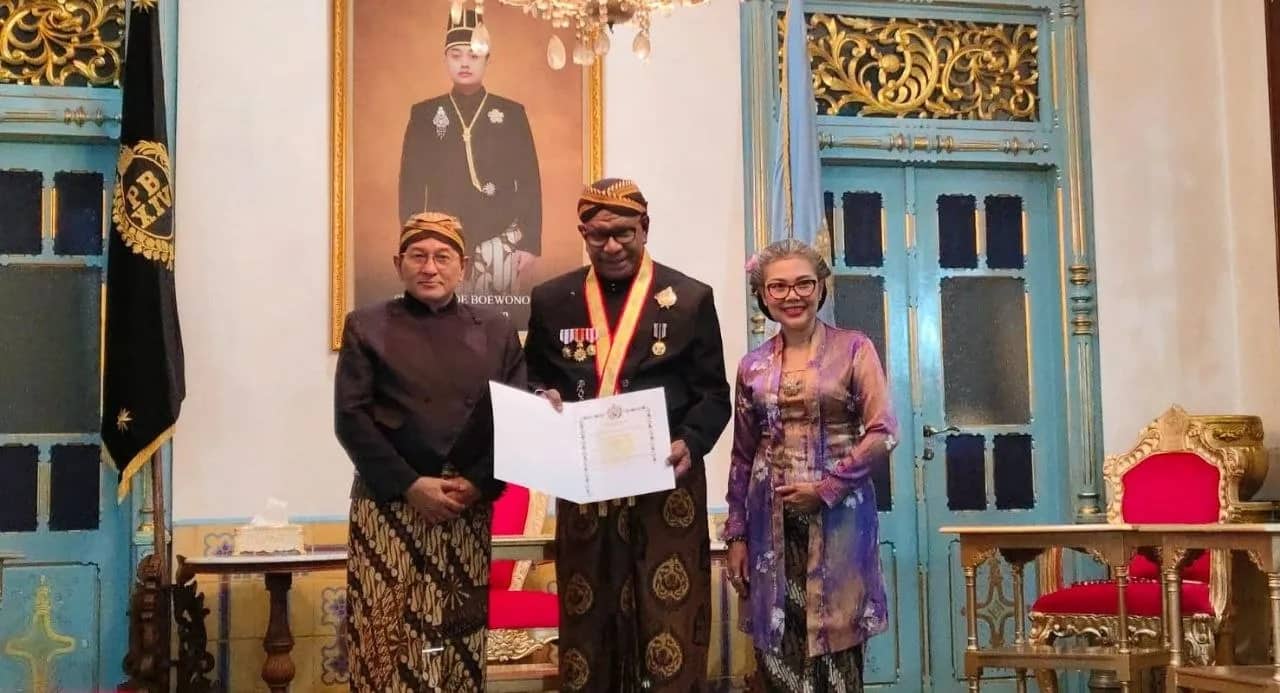 Ilustrasi berita Papua: Bupati Mimika Johannes Rettob Dianugerahi Gelar Kanjeng Raden Aryo dari Keraton Surakarta