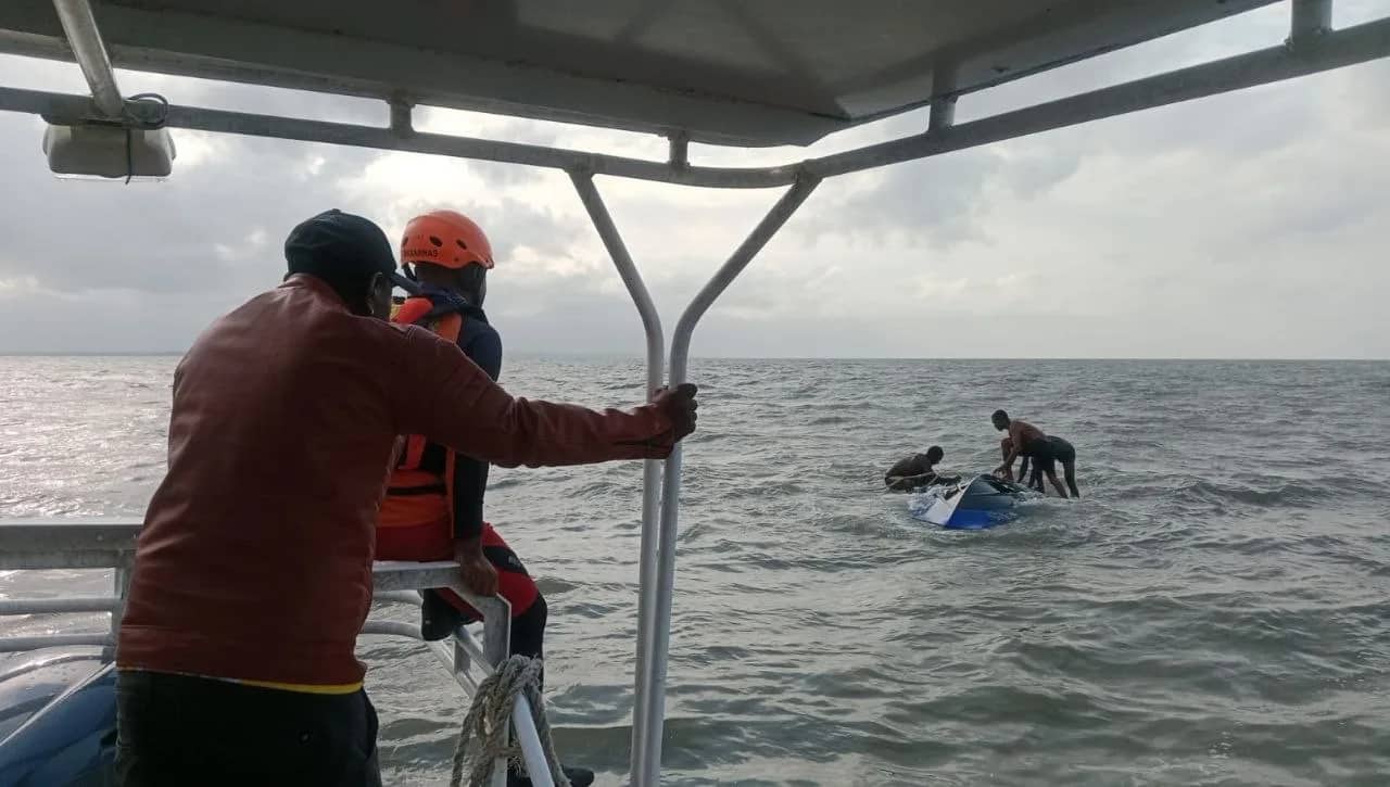 Ilustrasi berita Mimika: Speed Boat Bermuatan 1 Ton Mangga Tenggelam di Perairan Manasari Mimika, Seorang Penumpang Berhasil Selamat
