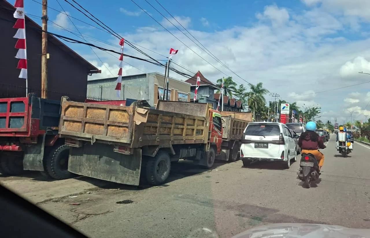 Ilustrasi berita Mimika: Ironi Antrian Panjang BBM di Timika, Kendaraan Parkir di Trotoar, Pejalan Kaki Terpaksa Jalan di Badan Jalan