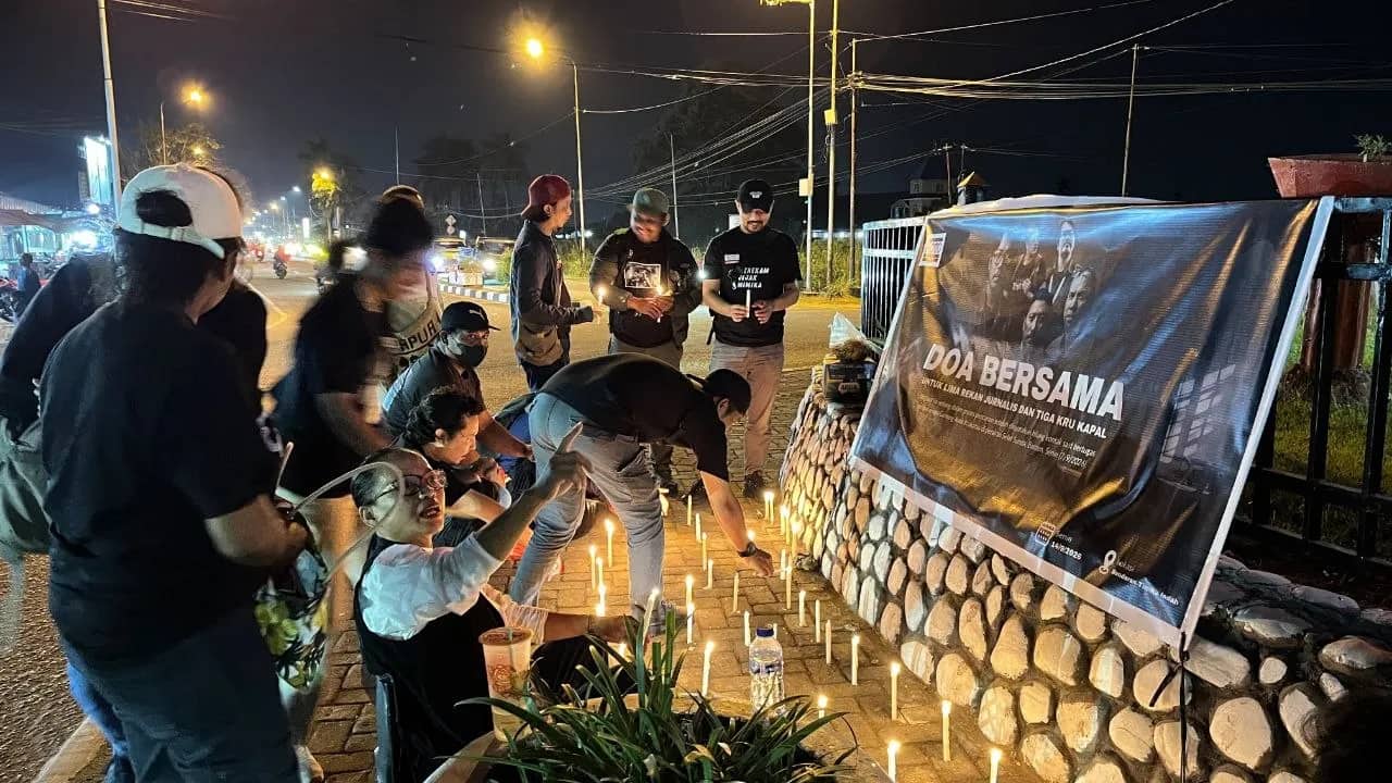 Ilustrasi berita Mimika: Jurnalis Mimika Nyalakan Lilin, Dukung Perpanjangan Pencarian 5 Wartawan Hilang di Krakatau