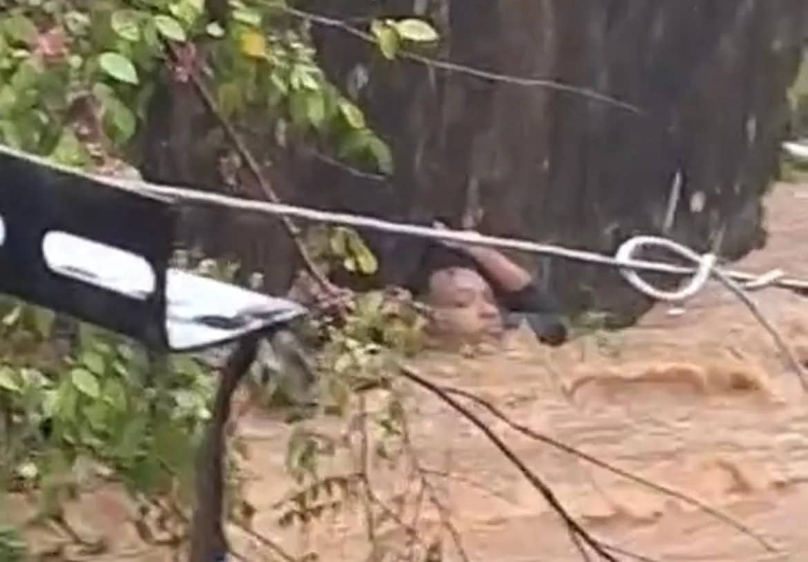 Ilustrasi berita JAYAPURA: Demi Selamatkan Tas Warga di Parit, Seorang Pria di Entrop Malah Hanyut Terbawa Arus Kali, Nasibnya Diluar Dugaan