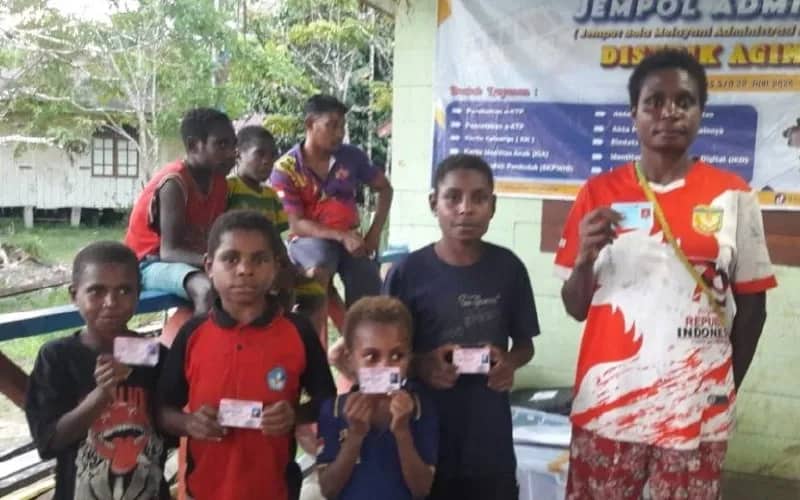 Ilustrasi berita Mimika: Lewat Layanan Jemput Bola Disdukcapil Mimika, Warga Kampung Fakafuku dan Masasimamo Kini Kantongi Adminduk 100 Persen
