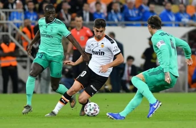 Ilustrasi berita Olahraga: Valencia Tinggalkan Zona Degradasi Selepas Susah Payah Imbangi Cadiz