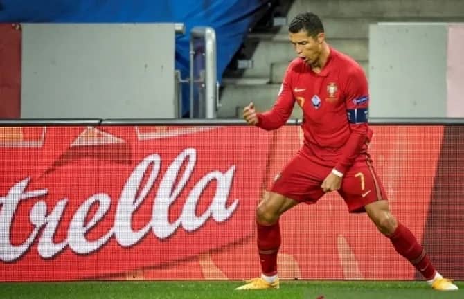 Ilustrasi berita Olahraga: Ronaldo Borong Dua Gol Bantu Portugal Pecundangi Swedia 2-0