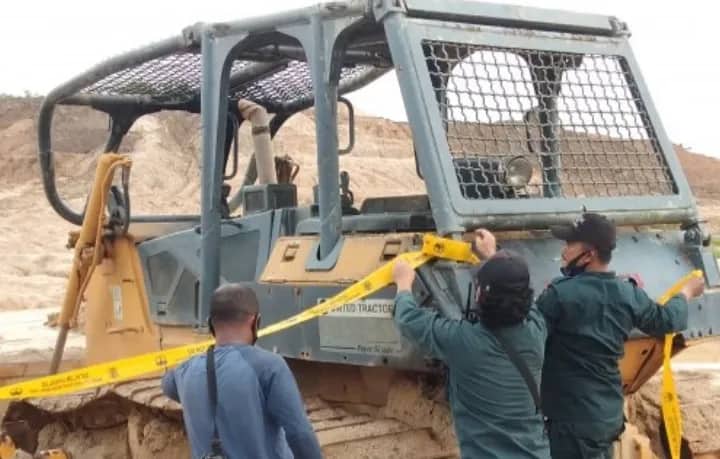 Ilustrasi berita BERITA UTAMA: 57 Penambang Pasir Ilegal di Sorong Dibekuk Polisi, Dituduh Ancam Hutan Lindung