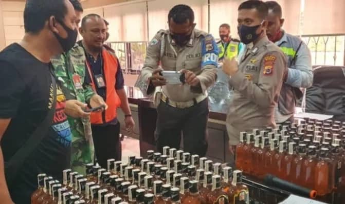 Ilustrasi berita Mimika: Hendak Numpang Pesawat, Miras di Timika "Pura-pura" Jadi Daging Babi