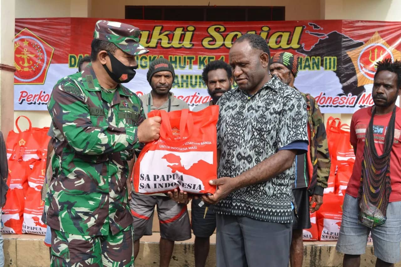 Ilustrasi berita Mimika: Bagi 1.000 Paket Sembako, Jajaran TNI di Mimika Diapresiasi Pimpinan Gereja Kingmi Pniel