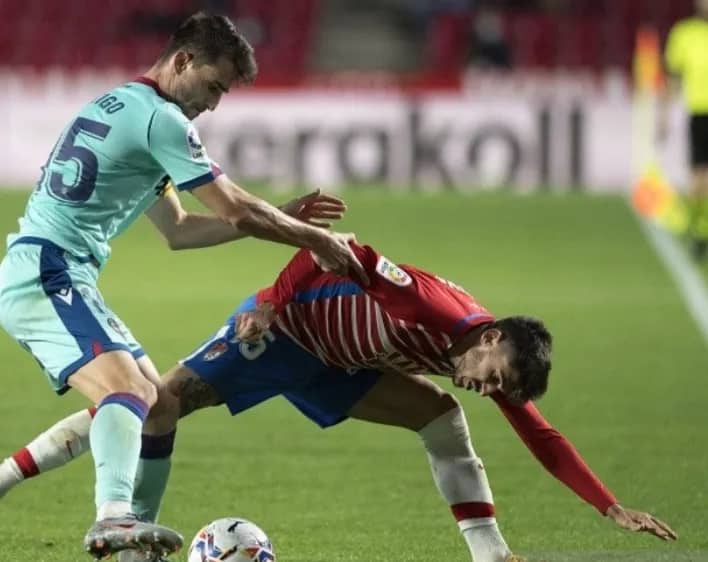 Ilustrasi berita Olahraga: Granada Diimbangi Levante Meski Hanya Diperkuat 10 Pemain