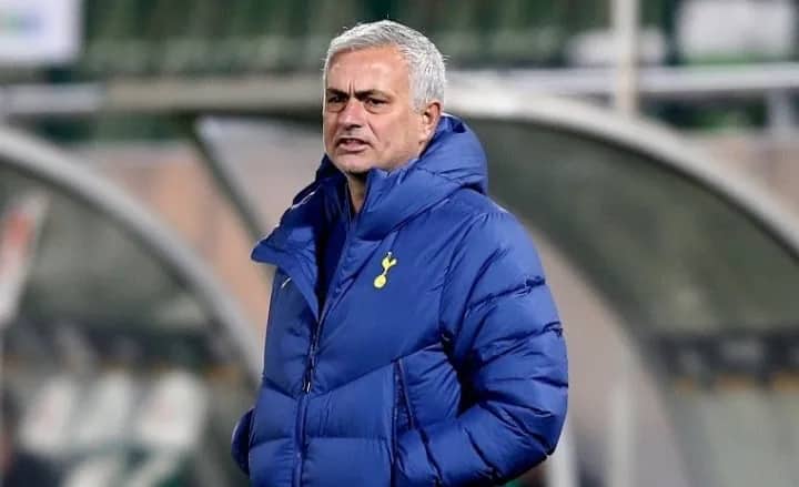 Ilustrasi berita Olahraga: Mourinho Dilarang Mendampingi Tottenham di Satu Laga Eropa