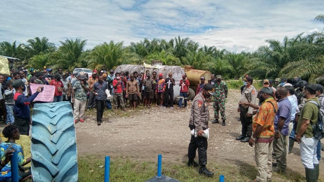 Ilustrasi berita Mimika: Demo !!! Hutan Ditebang, Kayu Diangkut Keluar Timika, Warga Klaim Pemilik Hak Ulayat Tuntut PT PAL