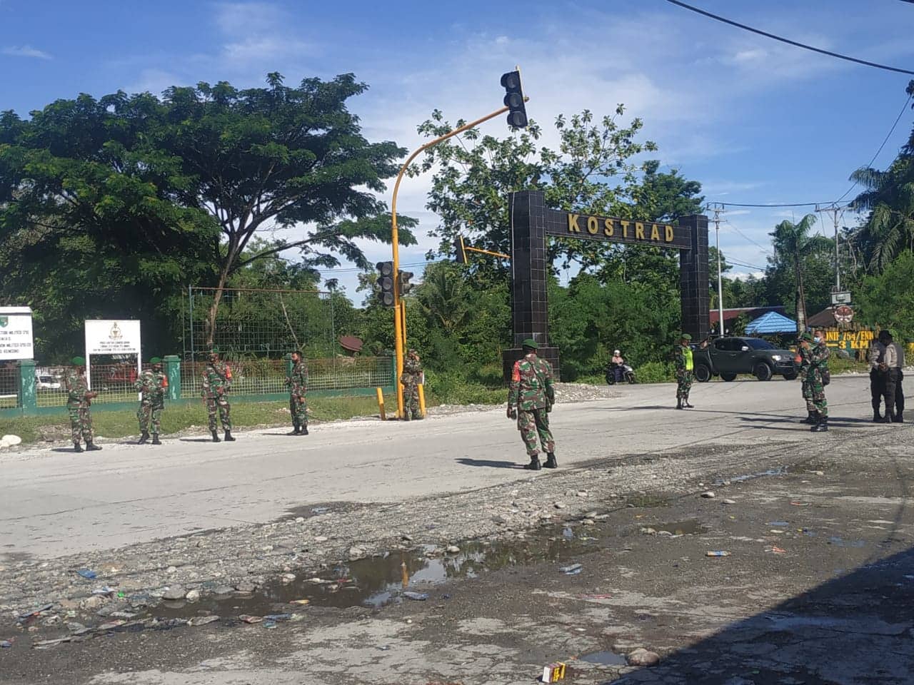 Ilustrasi berita Mimika: Bagikan Masker Gratis, Pak Tentara Terus Bantu Tegakkan Prokes Pencegahan Covid-19