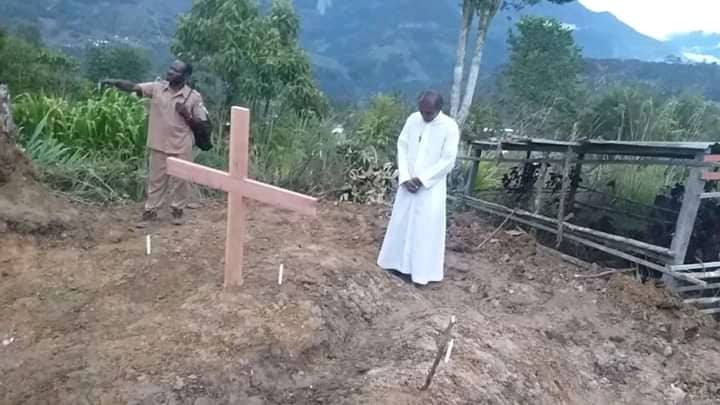 Ilustrasi berita Mimika: Sedih !!! Foto Seorang Pastor Katolik Berdoa di Depan 3 Kubur, Korban Dituduh Anggota KKB Intan Jaya yang Tewas Ditembak