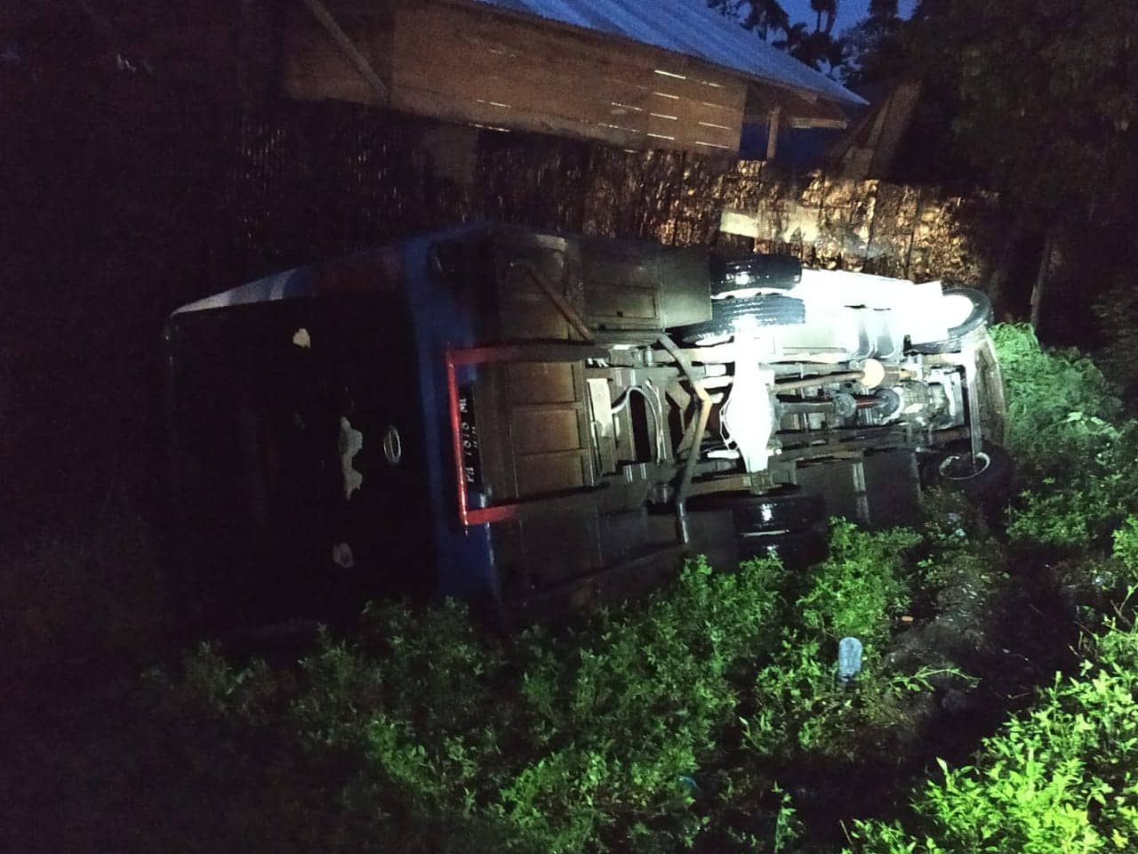 Ilustrasi berita Mimika: Bus Mini Terbalik di Parit SP 3 Timika, Sopir Dibawa Rekan, Penumpang Tidak Terlihat