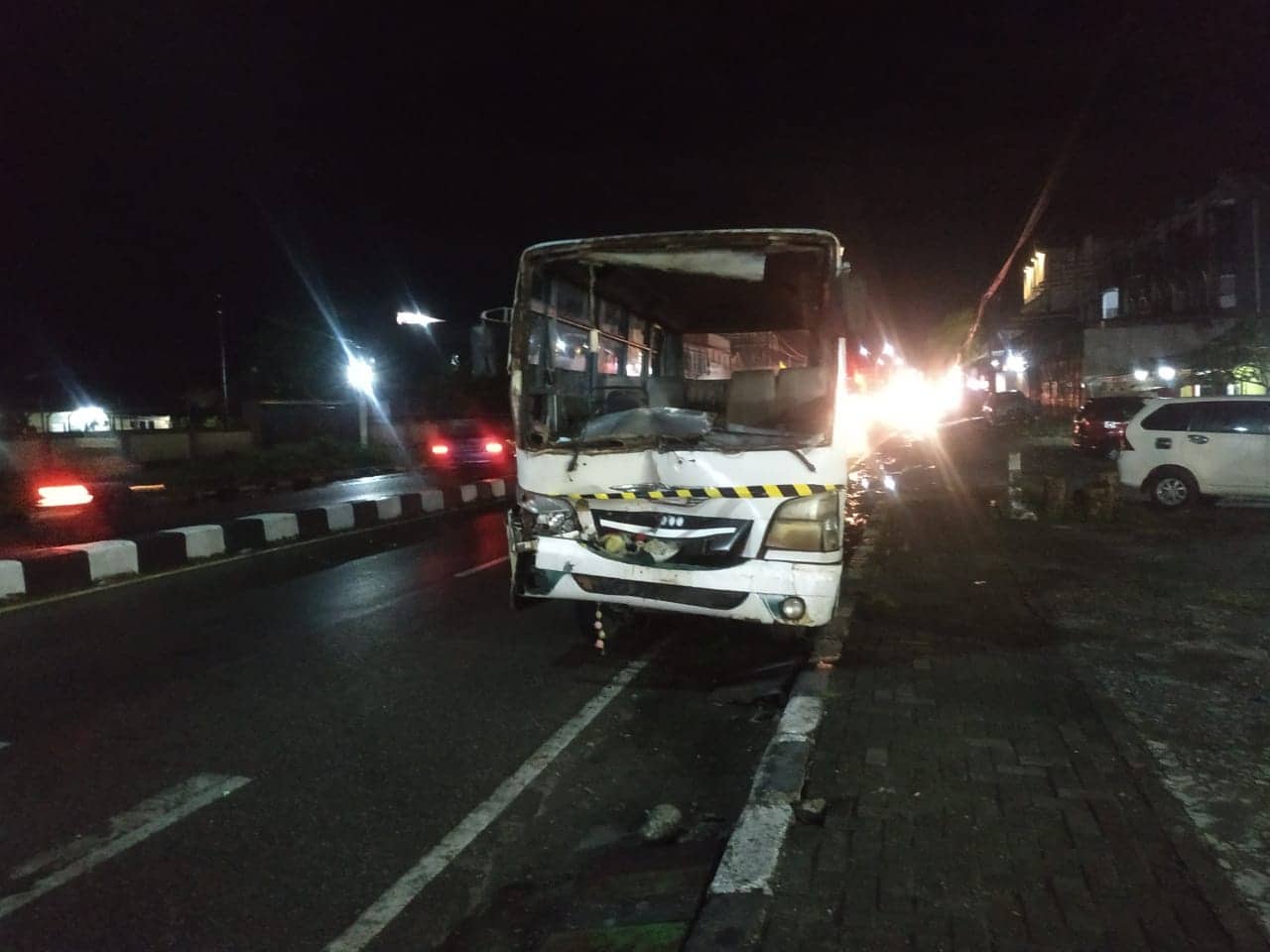 Ilustrasi berita Mimika: Bus Dinas Tabrak Truk Crane Pekerja Penerangan Jl Yos Sudarso, Motor Terseret Hingga 15 Meter