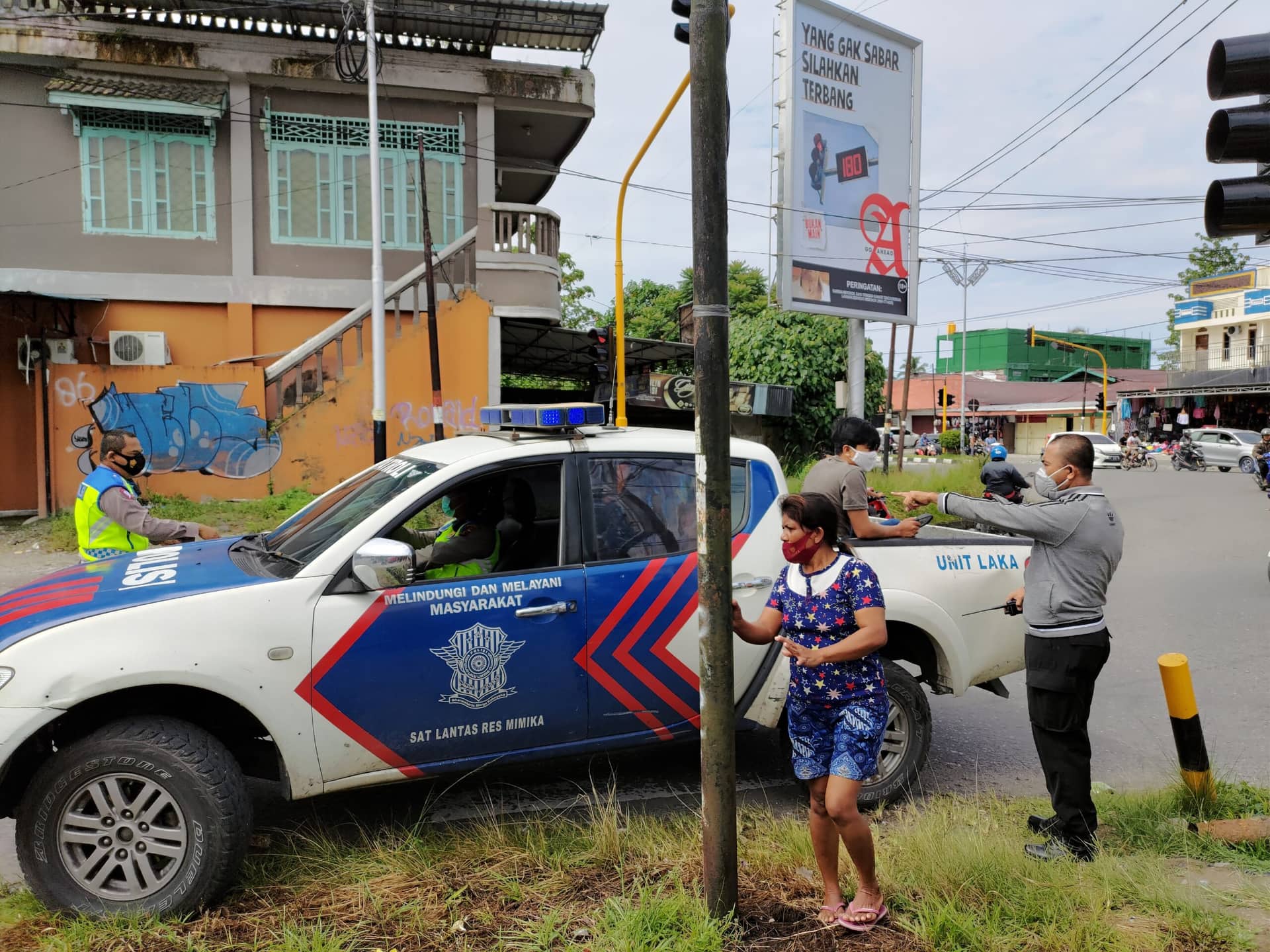 Ilustrasi berita Uncategorized: Kecelakaan Depan Bank Papua Timika Pagi ini, Seorang Ibu Dilarikan ke RSUD Usai Diserempet Mobil