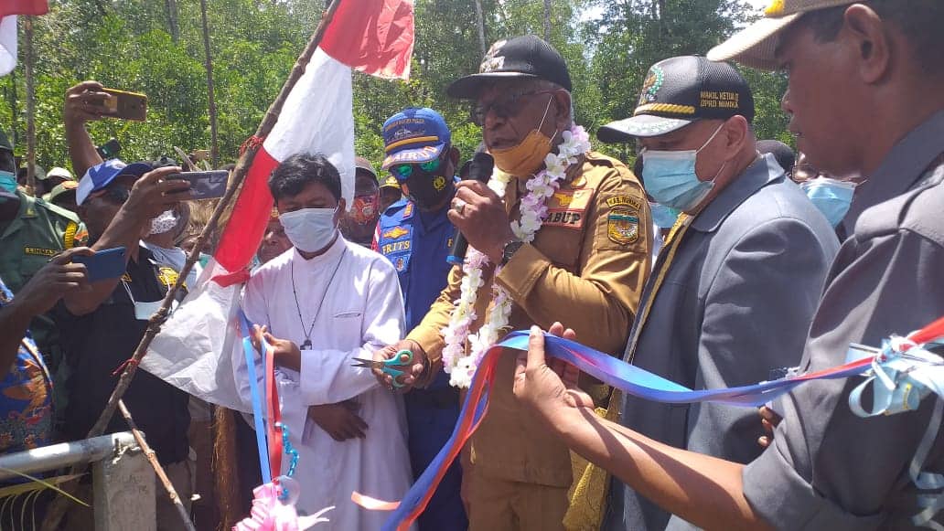Ilustrasi berita Mimika: Diresmikan, Ini Nama Jembatan Sandaran Perahu "Timuka" Tiwaka, Wabup Mimika Juga Resmikan Proyek PLTS