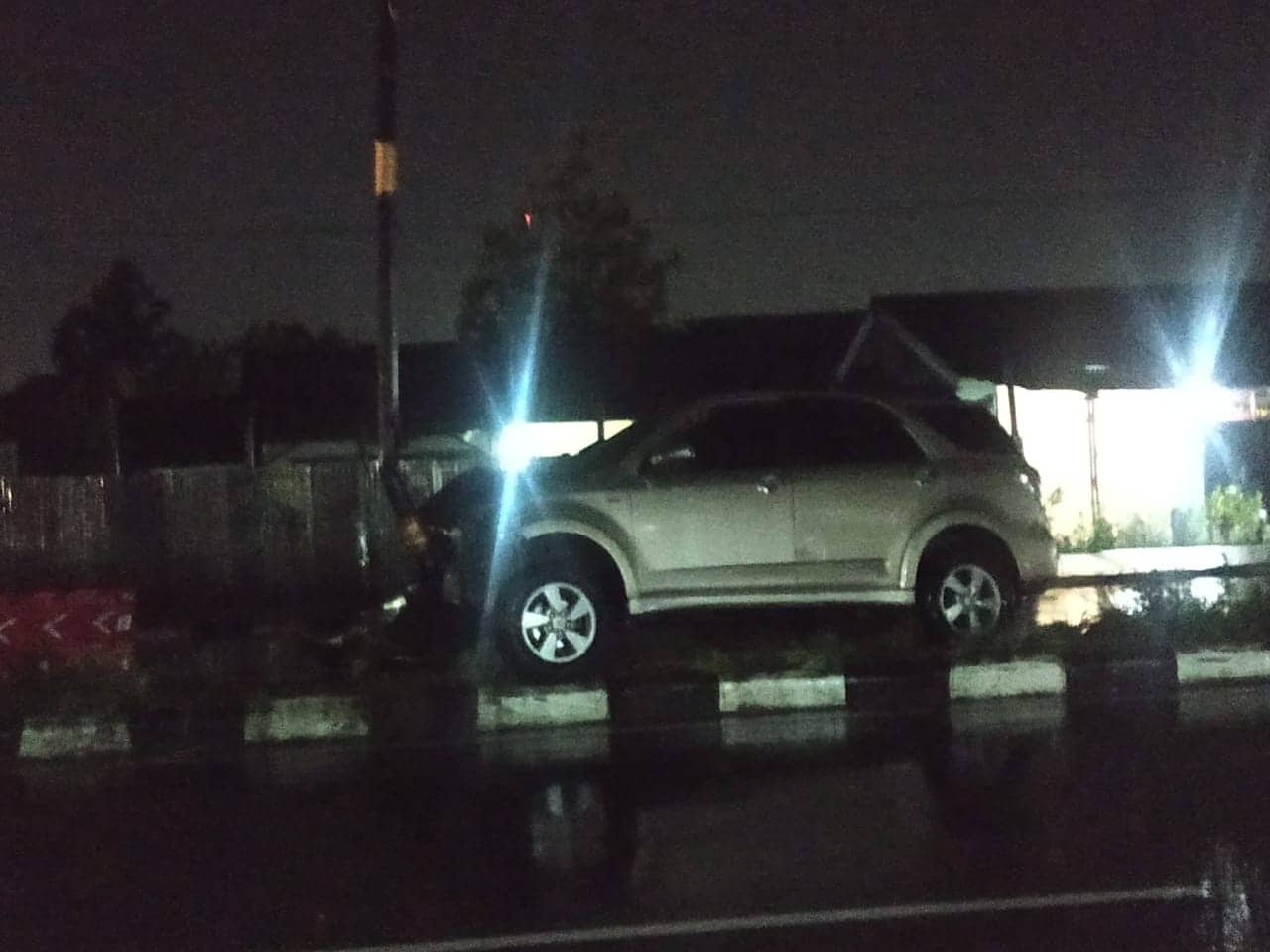 Ilustrasi berita Mimika: Tadi Malam, Mobil Rush "Nangkring" di Median Jalan Depan Polres, Sorenya Ertiga Adu Banteng di Hasanudin
