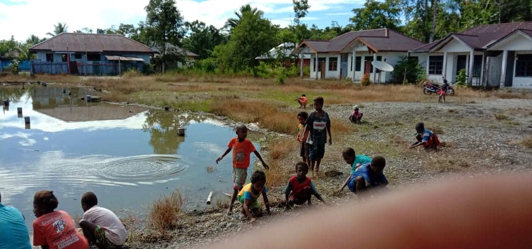 Ilustrasi berita Mimika: Setiap Hujan Tiba, Halaman SD YPPK Iwaka Berubah Jadi 'Danau', Ini yang Dilakukan Pemkam