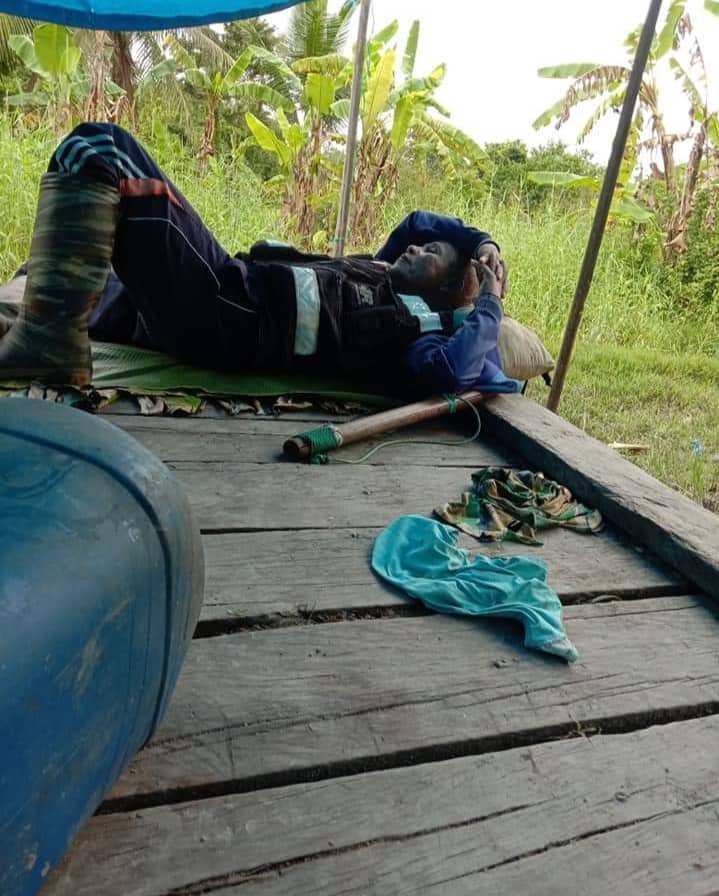Ilustrasi berita BERITA UTAMA: Perjuangan Pak Guru Benny yang Tertidur di Jembatan Pelabuhan Kampung Nggolar, Viral di Media Sosial