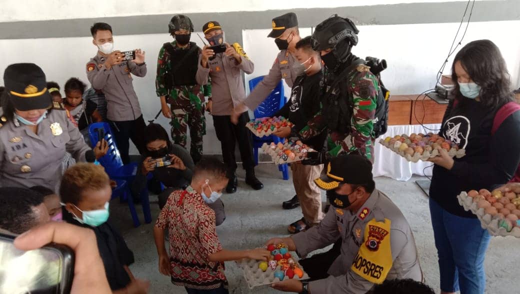 Ilustrasi berita Mimika: Kapolres Mimika Bagikan Telur Setelah Ibadah Paskah Terakhir, Inilah Pesan Moralnya!!