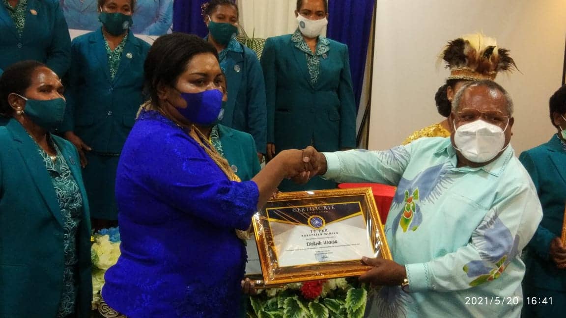 Ilustrasi berita Mimika: Bupati Eltinus Omaleng Tutup Rakerda II TP PKK Kabupaten Mimika, Begini Pesan Singkatnya