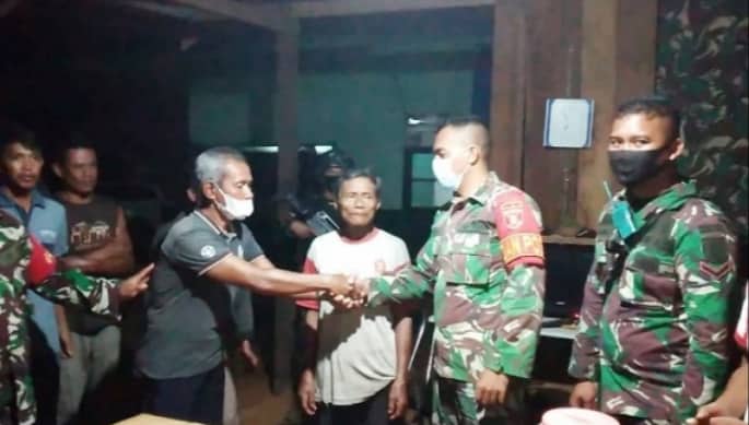 Ilustrasi berita Papua: Anggota Satgas TNI Temukan Seorang Kakek Sendirian di Hutan, Ini yang Dia Lakukan