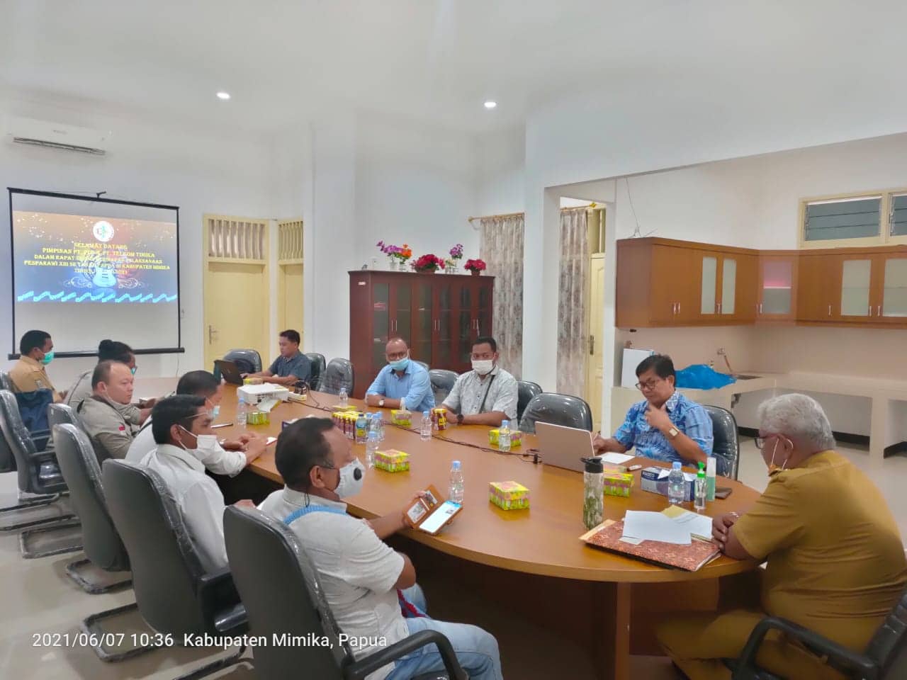 Ilustrasi berita Mimika: Bahas Listrik dan Internet, Kepala Telkom dan Manager PLN Timika Rapat Bersama Ketum Panpel Pesparawi