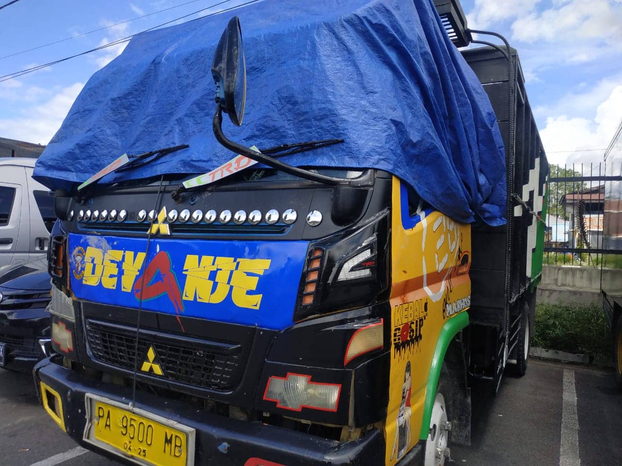 Ilustrasi berita Mimika: Truk Ekspedisi Dipalak Gerombolan Pemuda Mabuk di Pomako, 5 Orang Dicari Polisi