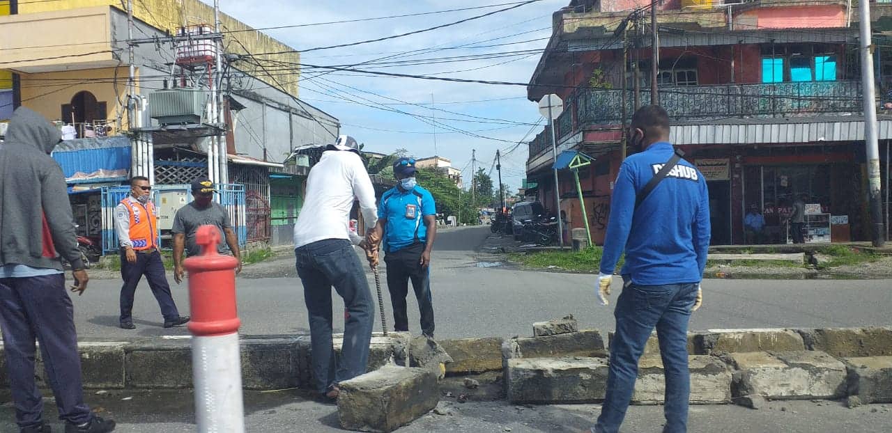 Ilustrasi berita Mimika: Akhirnya Dishub Mimika Bongkar Median Jalan Pasar Swadaya Menuju Serui Mekar