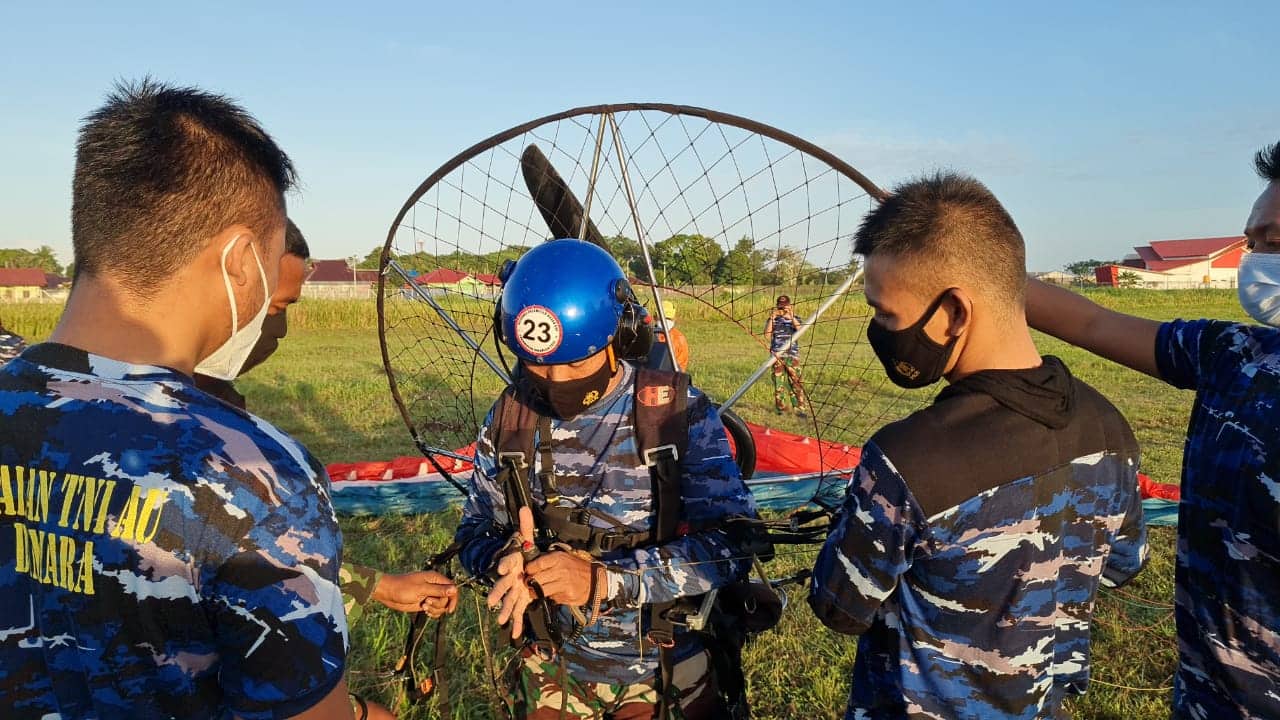 Ilustrasi berita Papua: Asah Kemampuan Odirga, Prajurit Lanud Merauke Gelar Latihan Paramotor di Bandara Mopah