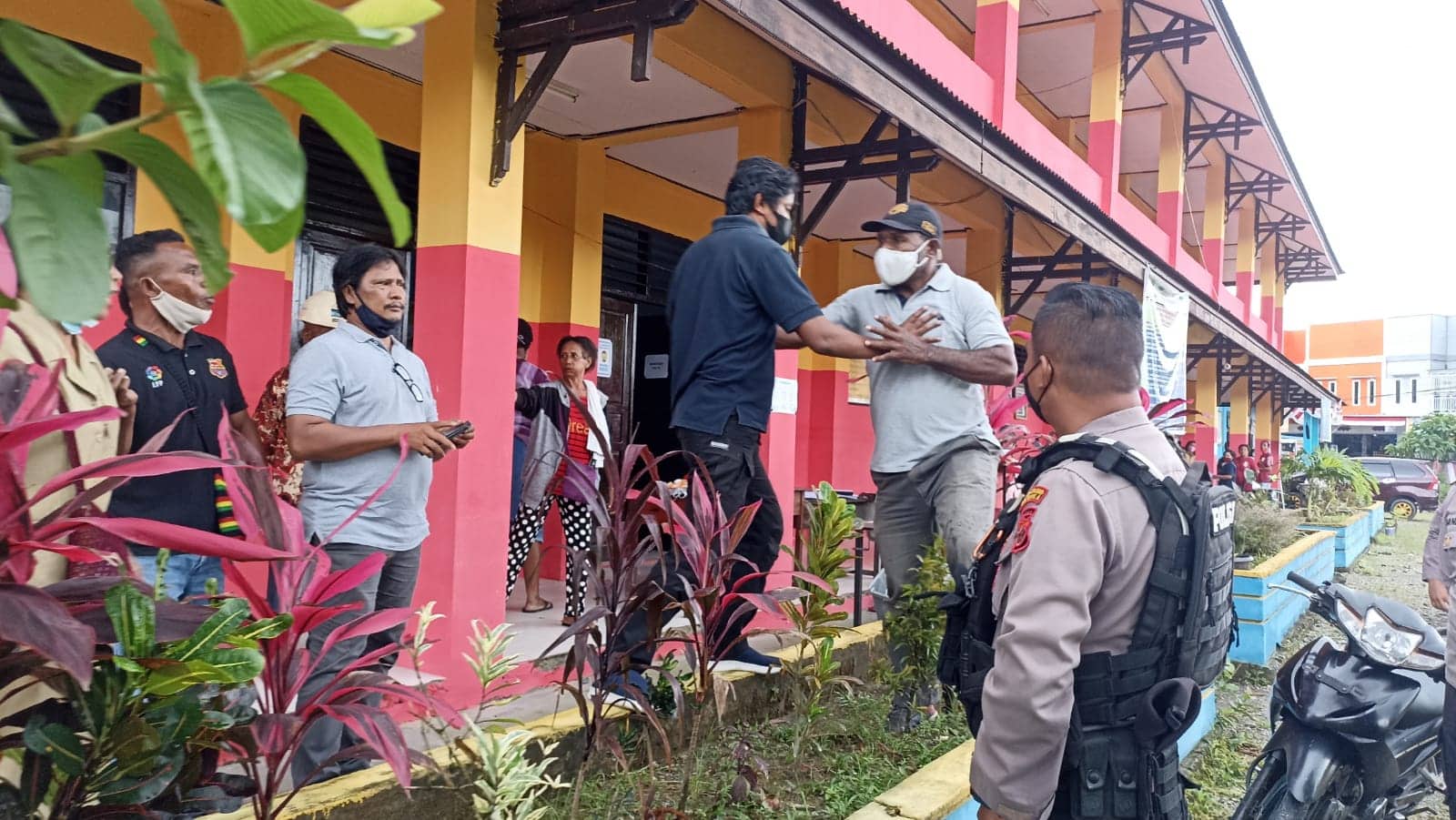 Ilustrasi berita Mimika: Aksi Guru Tuntut Kepsek SDN Inauga Timika Mundur Berakhir Ricuh, Suami Kepsek Ngamuk, Polisi Turun Tangan