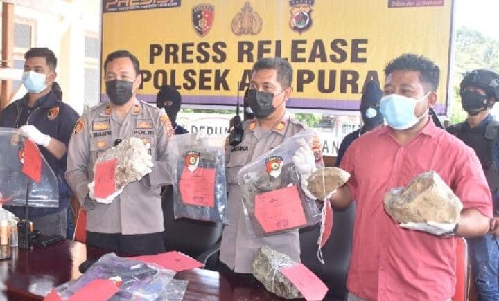 Ilustrasi berita pinpost: Ditangkap !!! Tiga Tersangka Dalam 3 Kasus Pembunuhan, Security Uncen Tewas Ditikam Pisau Dapur