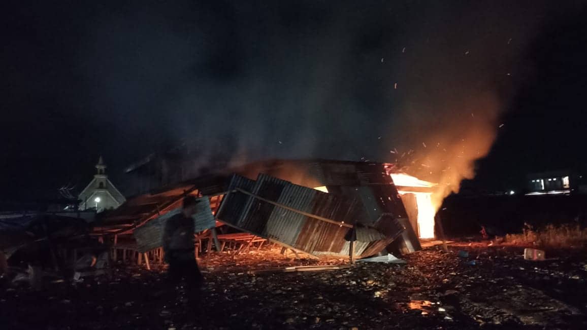 Ilustrasi berita Mimika: Dilaporkan Masyarakat Tetap Beroperasi, Tadi Malam Polisi Bakar Lapak Judi King di SP2