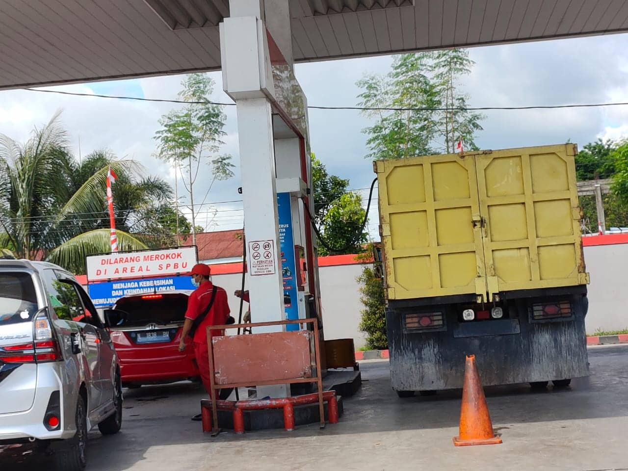 Ilustrasi berita Mimika: Viral !!! Foto Truk Kuning di Timika "Isap" BBM di SPBU, Diduga Ada Permainan, Ini Hasil Pengecekan Pertamina