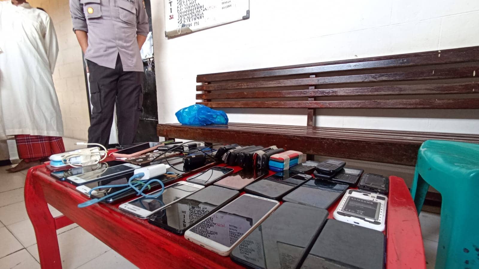 Ilustrasi berita Mimika: Kepala Batu, Petugas Kembali Sita 42 Handphone Tahanan Rutan Polres Mimika, Syahrul: Sudah Disediakan HP Umum