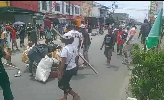 Ilustrasi berita Mimika: Tuntut Hak, Relawan PON Palang Jalan Hasanuddin, Sekum : Paling Lambat Selasa Honor Sudah Dibayar