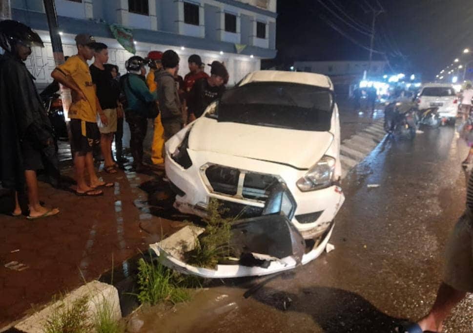 Ilustrasi berita Mimika: Diduga Gagal Salip, Mobil Datsun Go Tabrak Trotoar Hingga Terpental ke Median Jalan, Bagian Depan Penyok