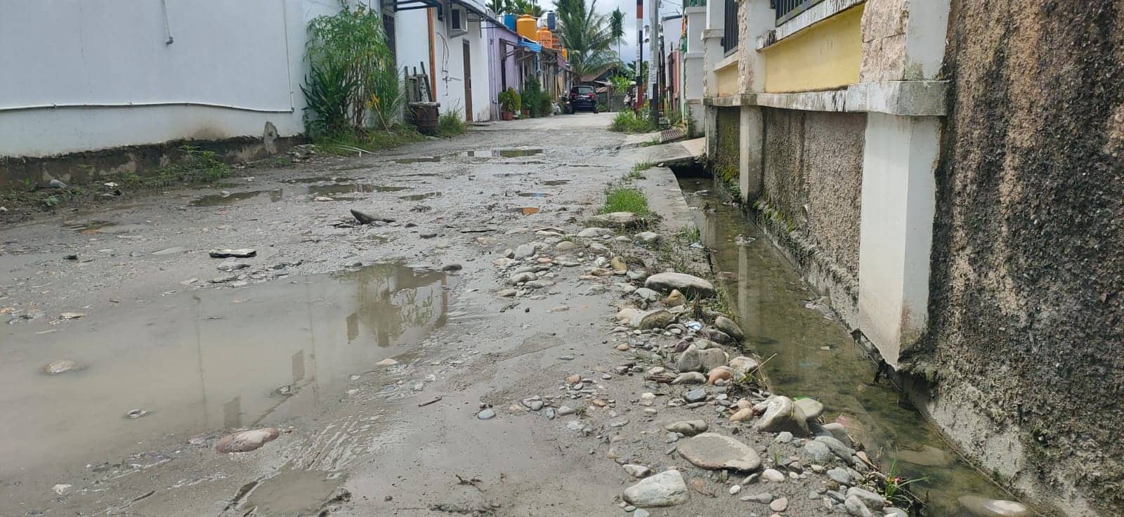 Ilustrasi berita Mimika: Parit Sempit Perum Bintang Timur Timika Jadi Langganan Banjir, Developer Janji Beli "Lubang Galian C" untuk Tampung Air