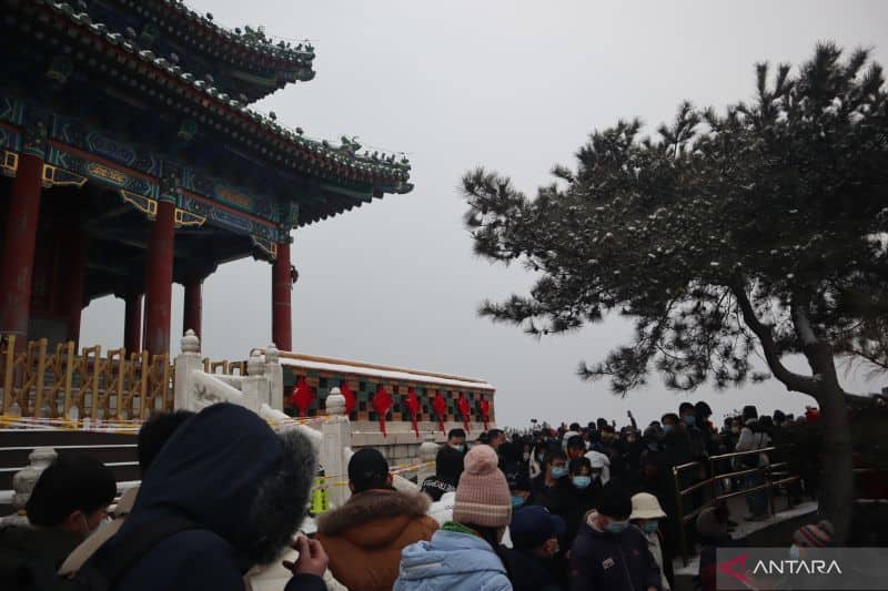 Ilustrasi berita BERITA UTAMA: Ribuan Warga Beijing Berbondong Daki Puncak Jingshan