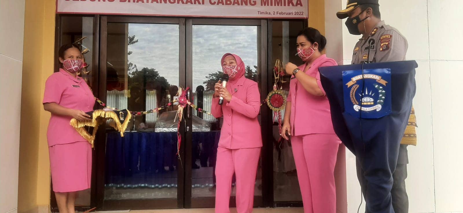Ilustrasi berita Mimika: Dibangun Pemda Mimika, Istri Kapolda Papua Kagumi Gedung Bhayangkari Mimika, Diresmikan !