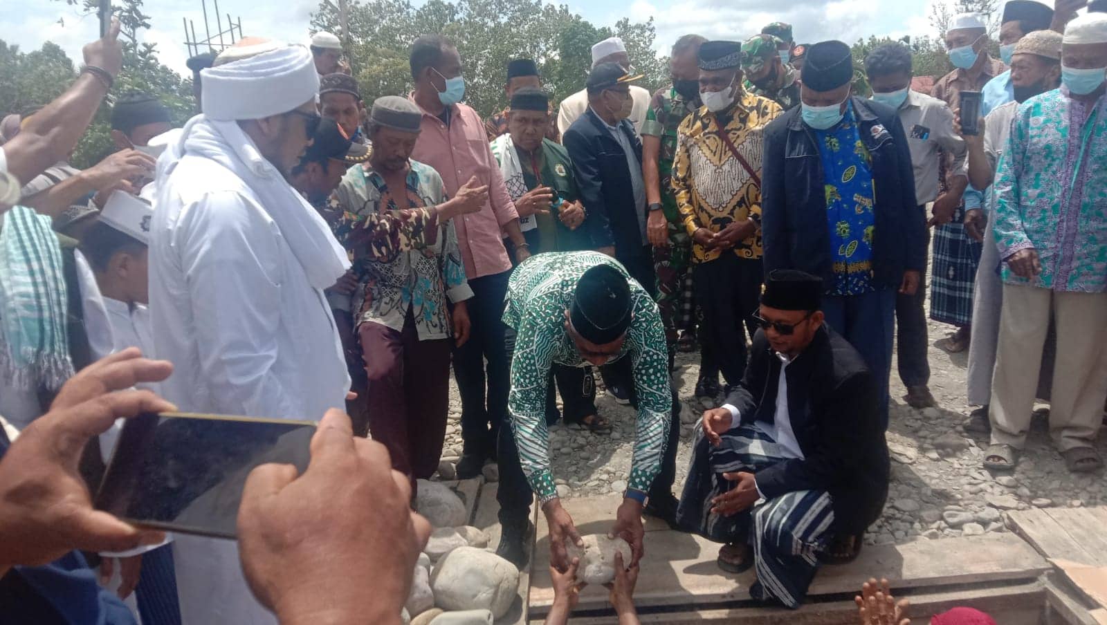 Ilustrasi berita Mimika: Didampingi Ketua PCNU, Wabup Mimika Lakukan Peletakan Batu Pertama Pembangunan Masjid Al Ikhlas SP 5, TEKANKAN 3 MENIT !!!