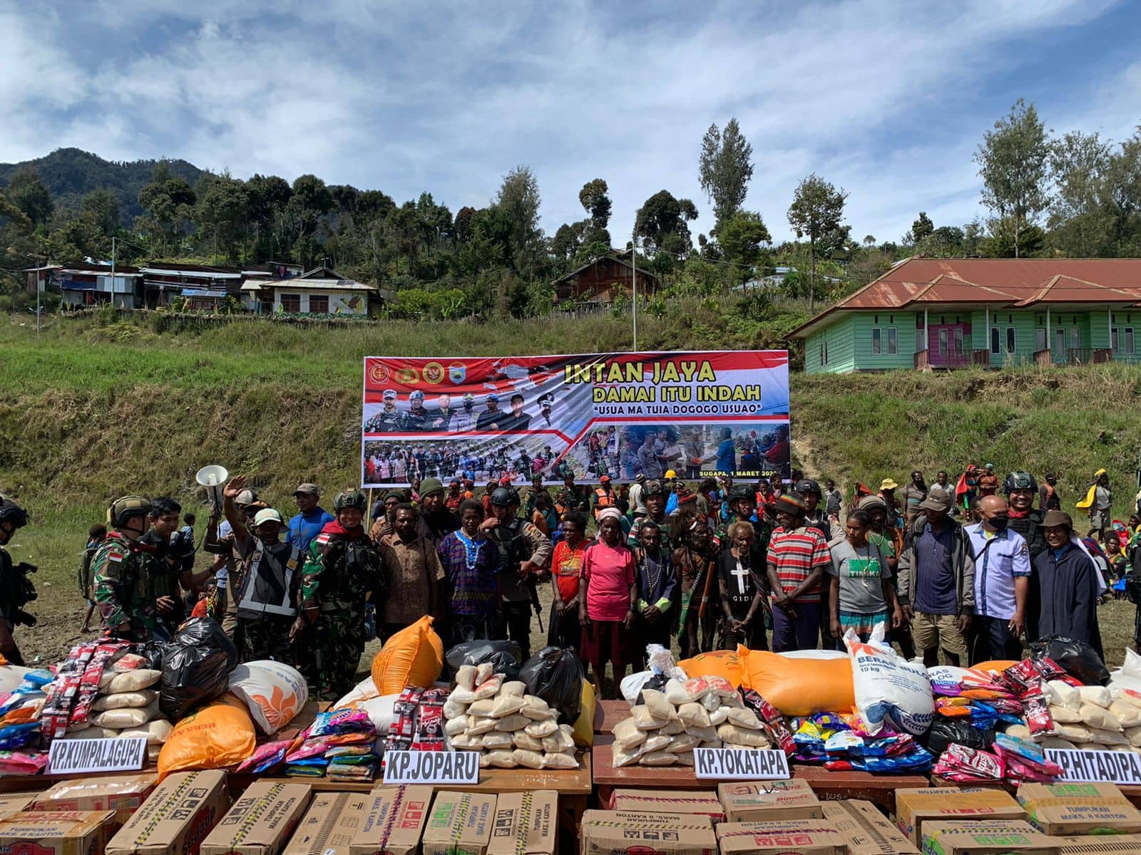 Ilustrasi berita Papua: Wujudkan Usua Ma Tuia Dogogo Usua O, TNI-Polri Bersama Pemda Intan Jaya Salurkan Bantuan untuk Masyarakat di 8 Kampung