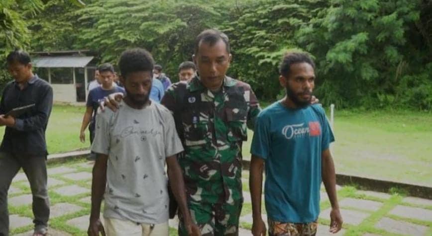 Ilustrasi berita Papua: Jalan Kaki di Pinggir Hutan Tinggalkan Pimpinan Jonair Waga, Dua Anggota KKB Menyerahkan Diri