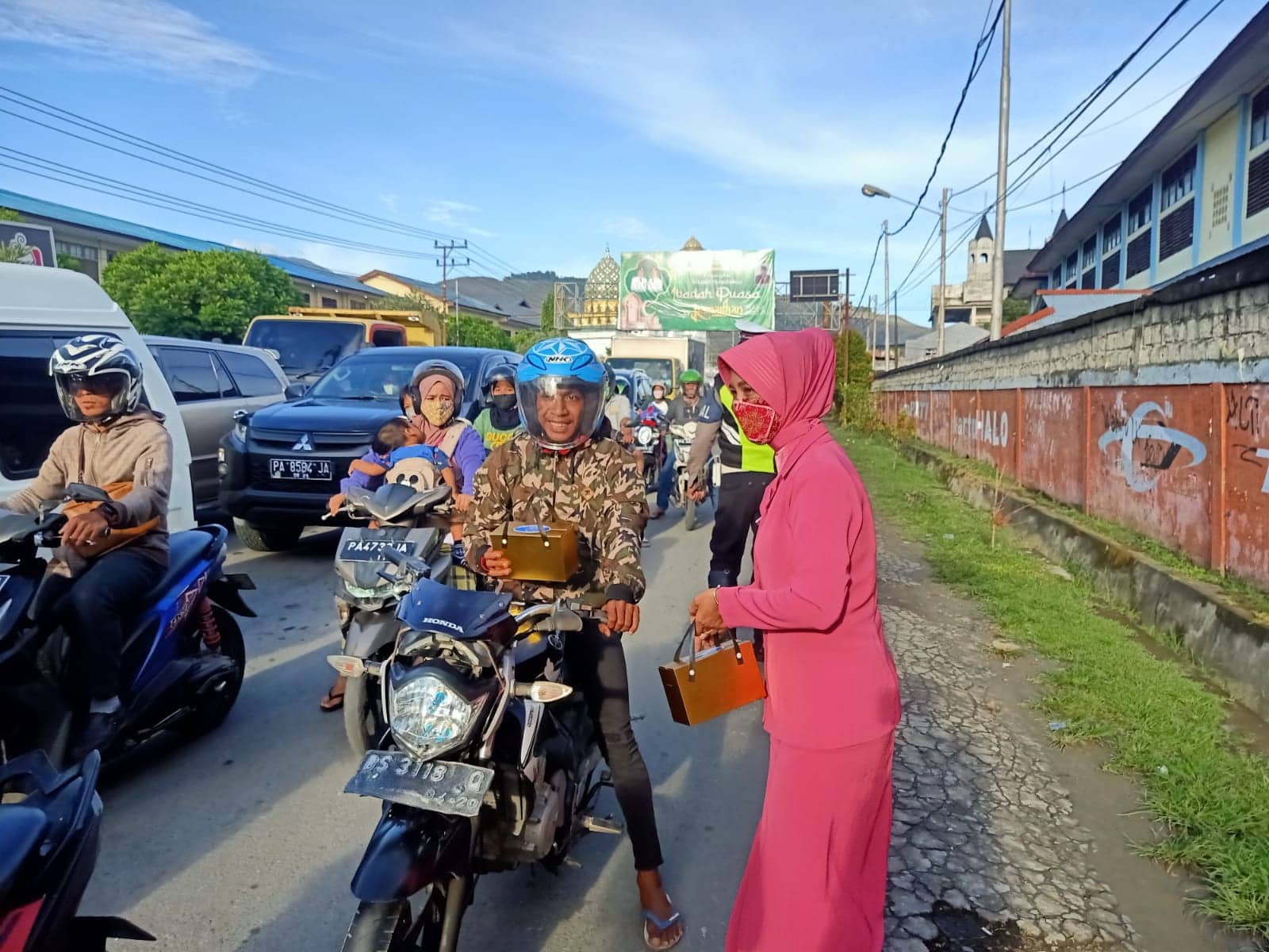 Ilustrasi berita Papua: Ibu Bhayangkari Polres Jayapura Ikut Hentikan Kendaraan yang Lewat, Banyak Pengendara Takut, Ternyata ini yang Terjadi